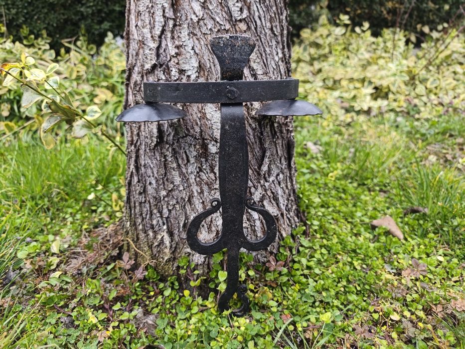 Ръчно кован меден свещник