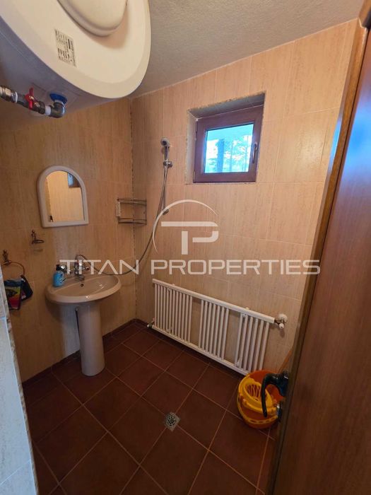 Двуетажна обзаведена къща с два гаража в Цигов чарк