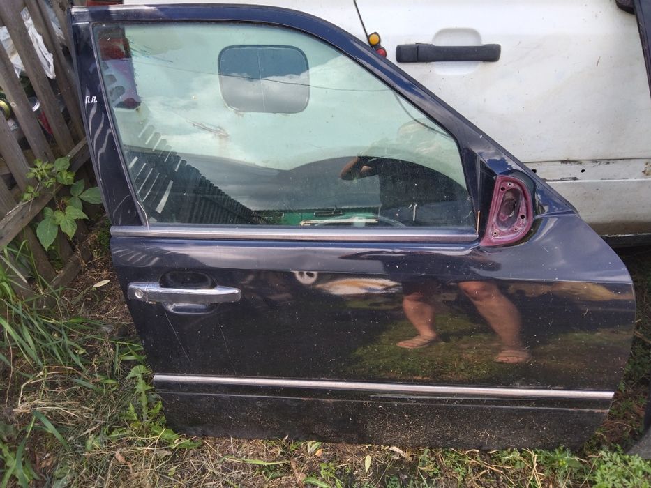 продам двери ,заднии переднии мерс с180.202