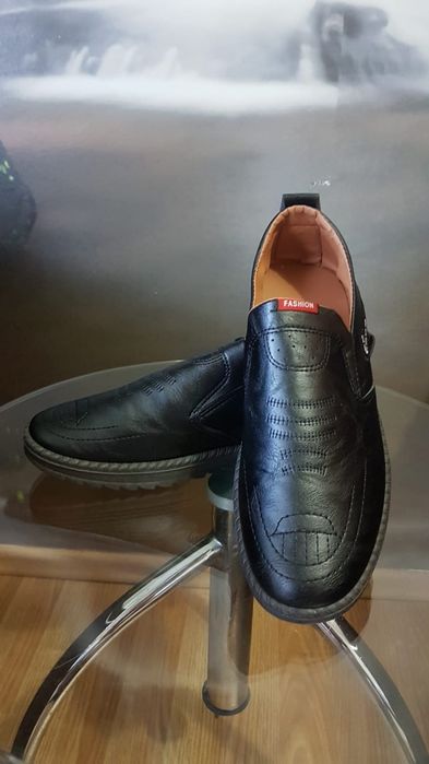 Vând pantofi bărbătești din piele naturală