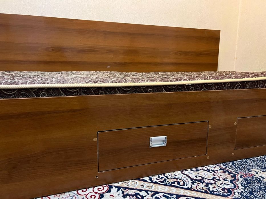 Продам кровать с матрасом