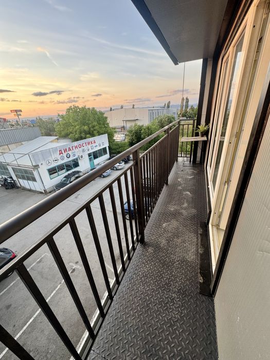 Дава се под наем Промишлена сграда в София, Република - 200 кв.м за 1300 € - Снимка #1