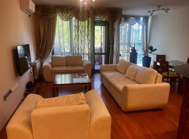 Дава се под наем Тристаен апартамент в Пловдив, Център - 100 кв.м за 745 € - Снимка #1