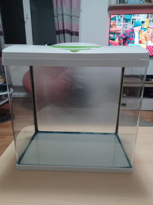 Vând acvariu  25L