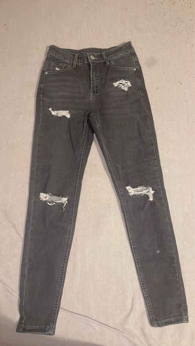 Тясни скъсани дънки размер S