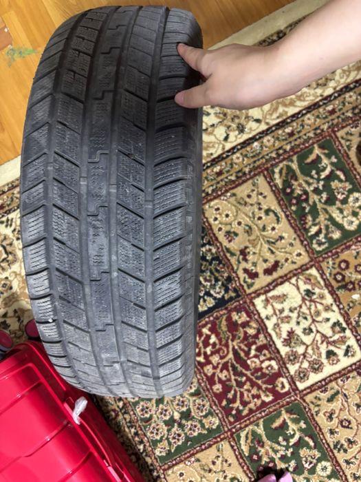 Зимные шины 215/65R