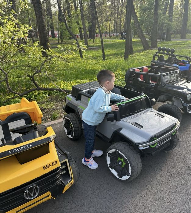 Продам кроссовки Adidas на мальчика 25 размер