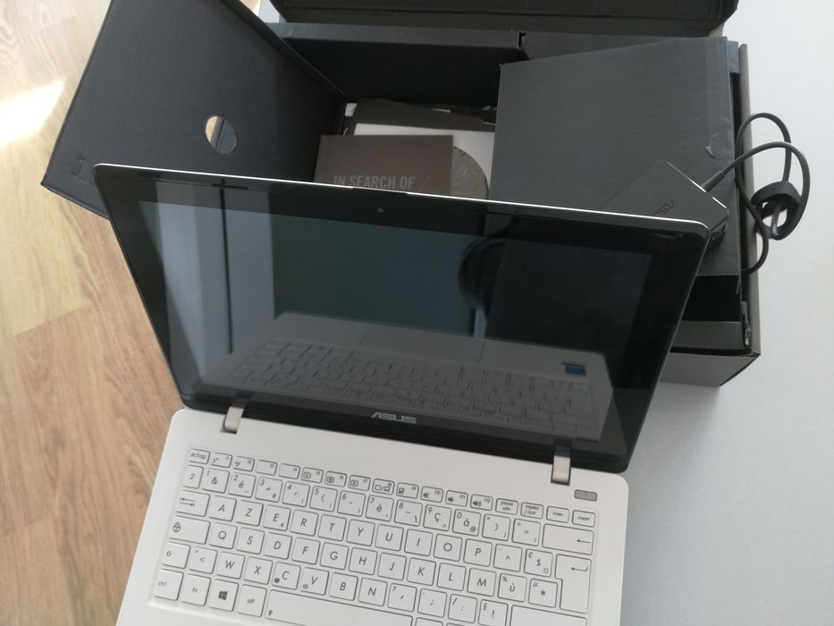 Лаптоп Asus X200CA