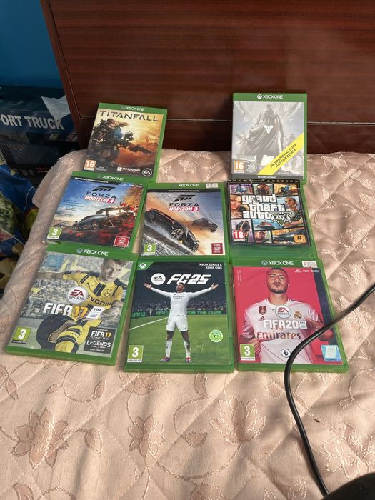 Xbox one със 2 жоистика и 8 игри + ps3 със един жоистик и една игра