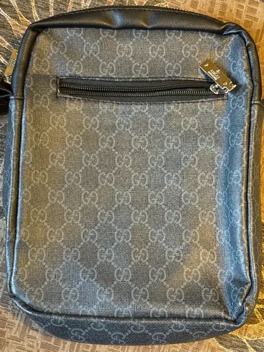 луксозна мъжка кожена чантичка GUCCI