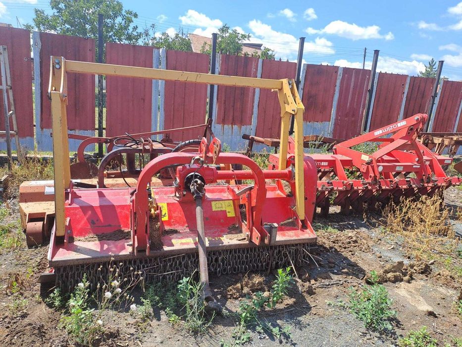 Почистване на гъсти храсти и тръни с шредер и мулчер