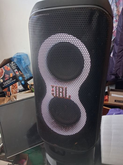 Boxa JBL Partybox club 120 cu acumulator, care dureaza 8 are, radio,stik,card,bluetooth,etc.perfect functionala