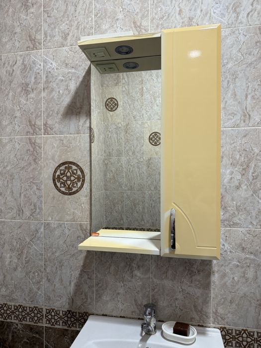 Раковина и зеркала шкафом