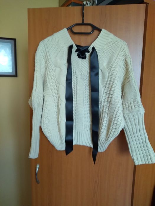 Pulover crem cu accesoriu