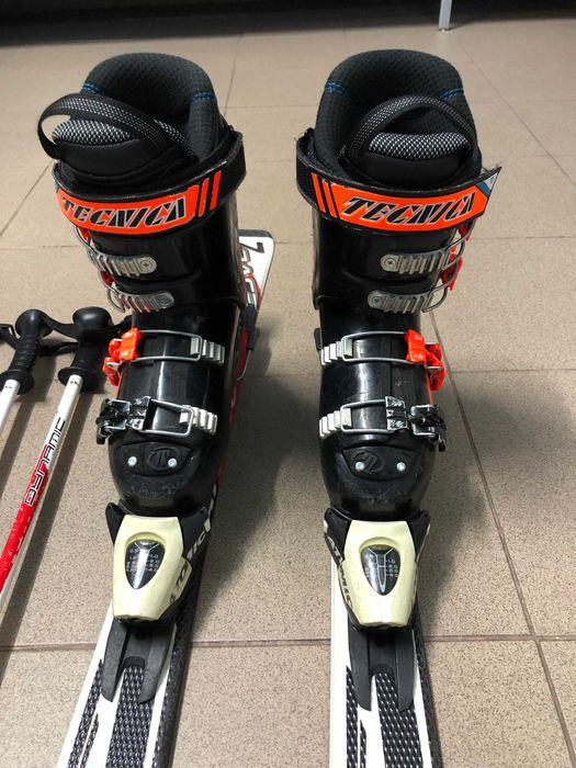 Skiuri,,clăpari și cască pentru copii