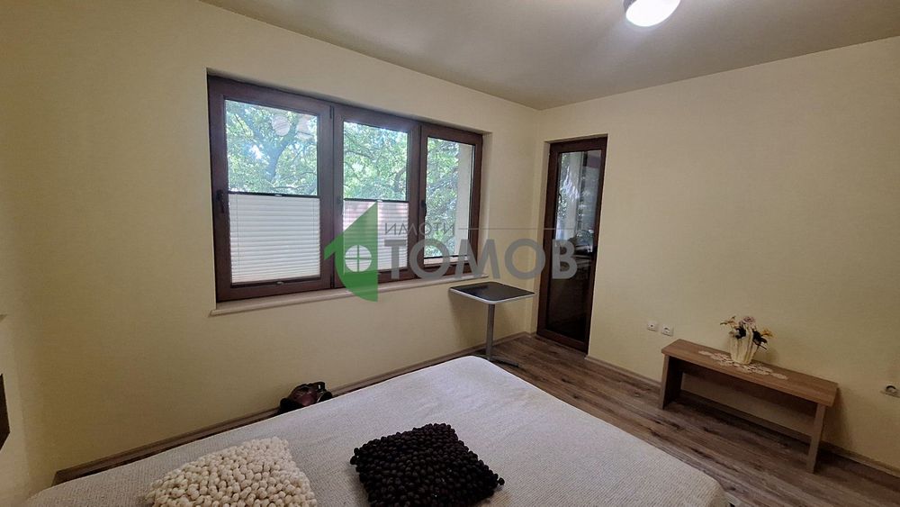 Прекрасно обзаведен и оборудван тристаен апартамент с гараж в кв. Сам