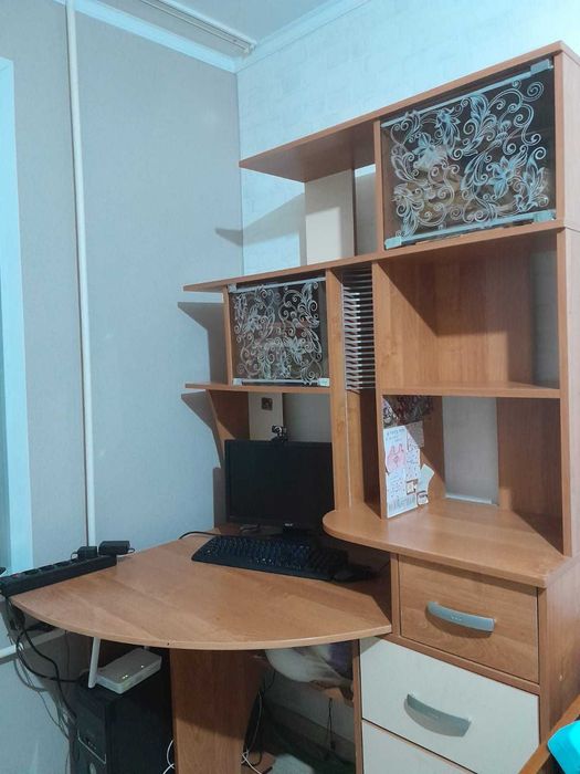 Продам стол письменый