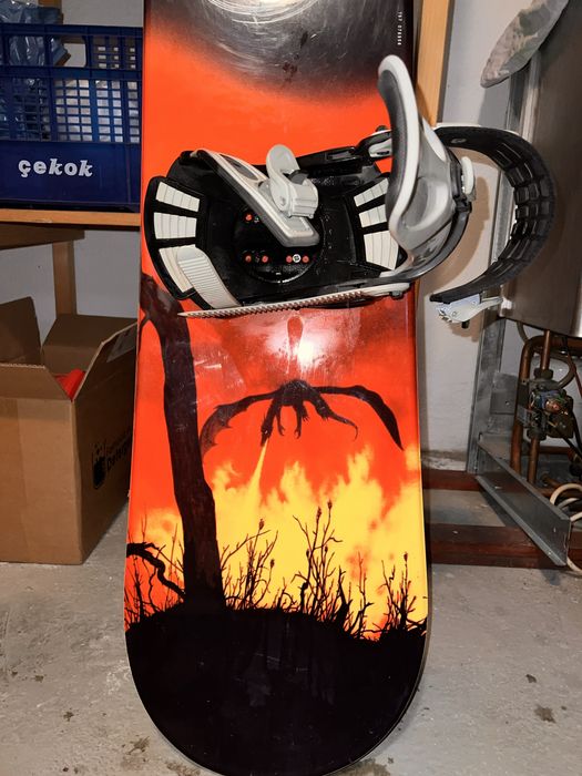 Placă snowboard cu legături model cu dragon și foc