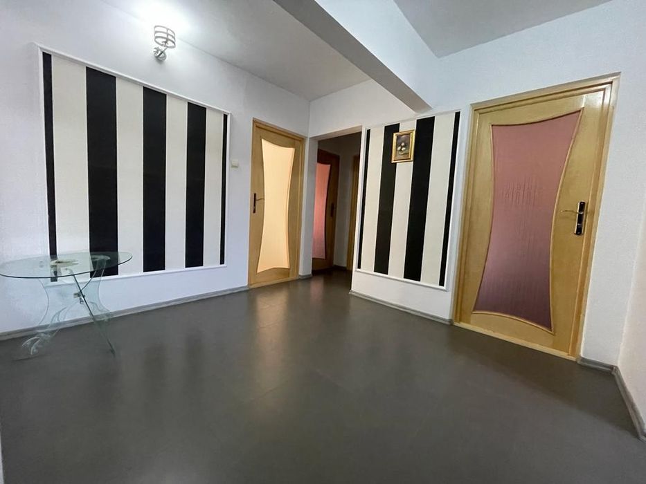 Închiriez apartament 3 camere