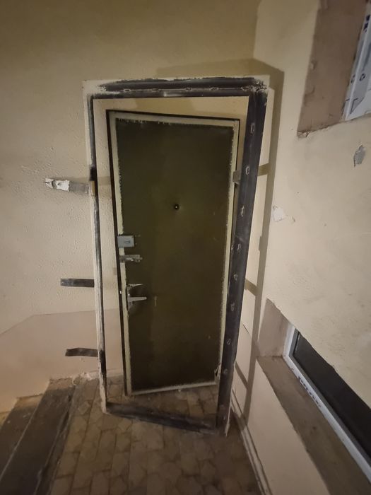 Продам железную дверь.  Б/у  .