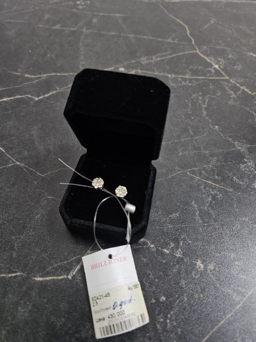 Продам серьги-гвоздики с якутскими бриллиантами (белое золото