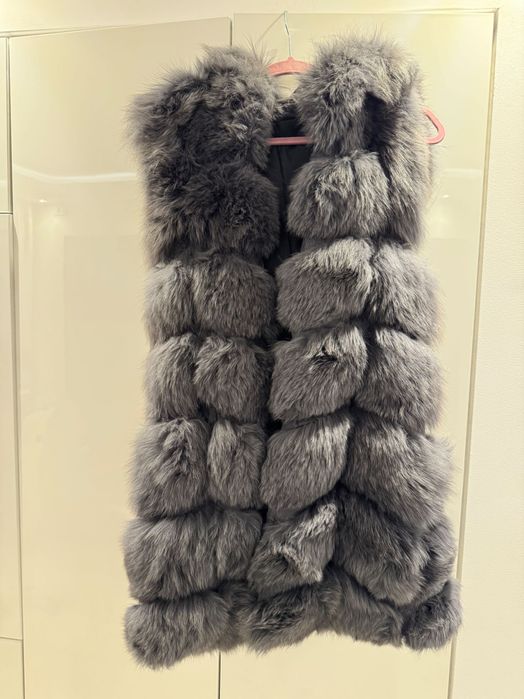 Vesta de blana naturala cu gluga , stare foarte buna
