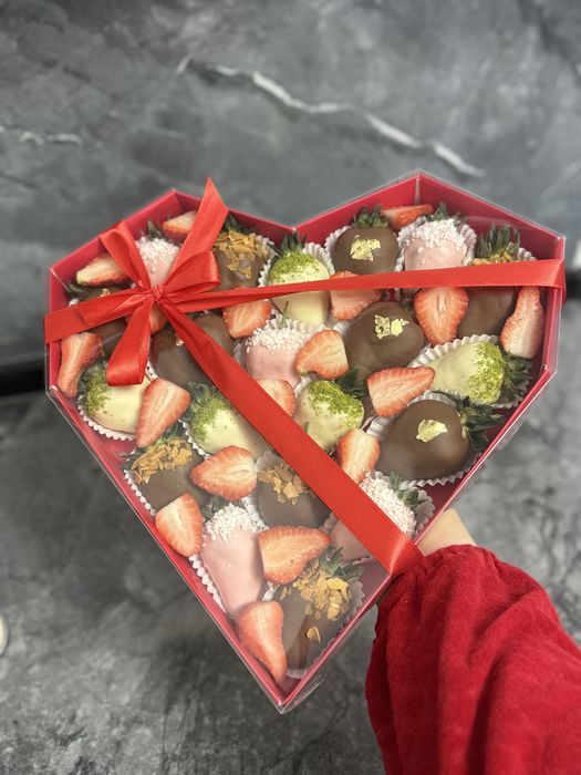 Цветы,клубника в шоколаде
