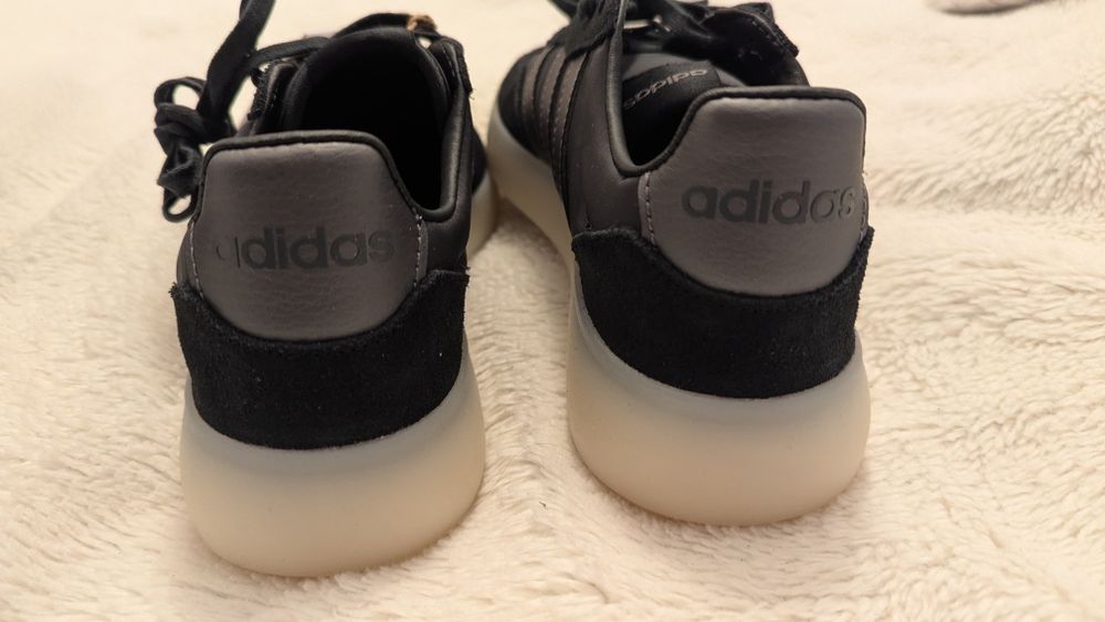 Adidasi piele intoarsa