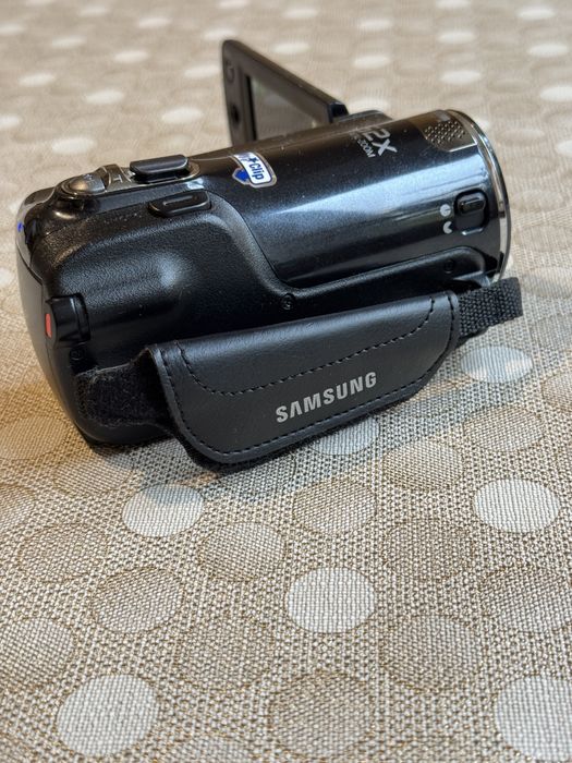 Видеокамера Samsung HMX-F80