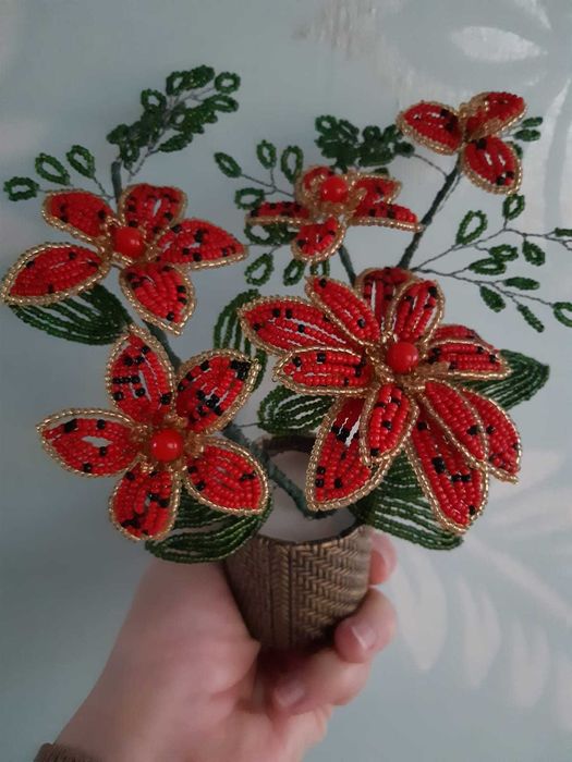 Цветы из бисера на подарок