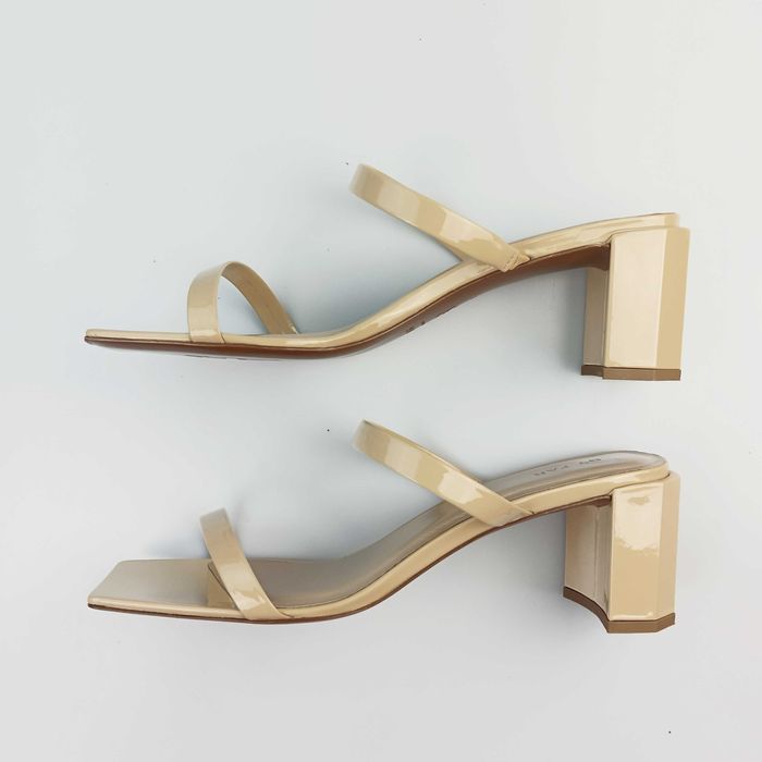 Лачени чехли BY FAR Tanya Patent Leather Mules, дамски сандали цвят нуд / бежово, летни дамски обувки, елегантни дамски сандали