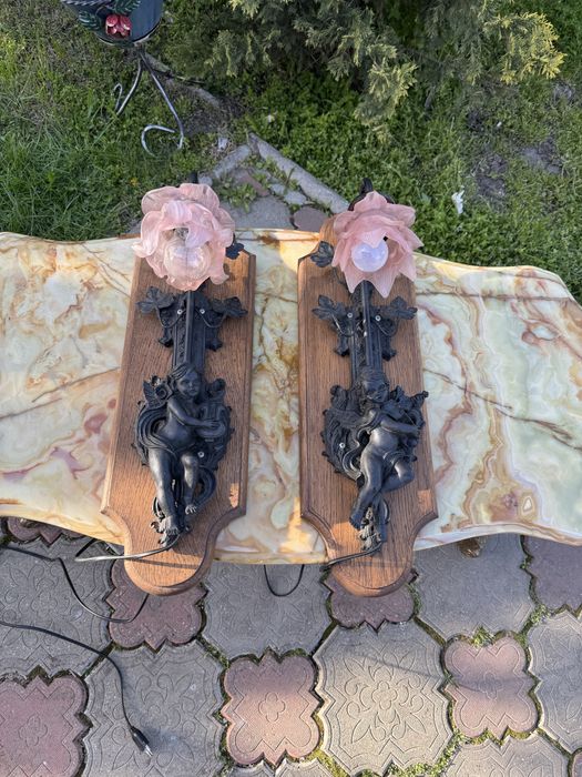 Doua aplice din polirasina pe suport din lemn