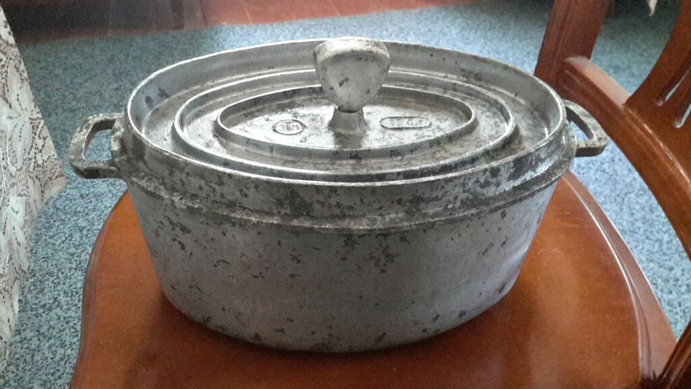 Чугунная утятница-казан.