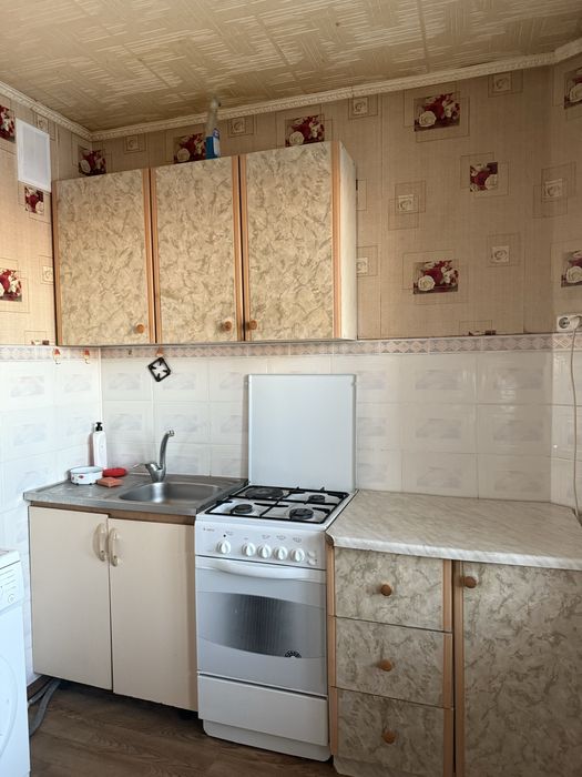 продам кухонный гарнитур(без плиты)