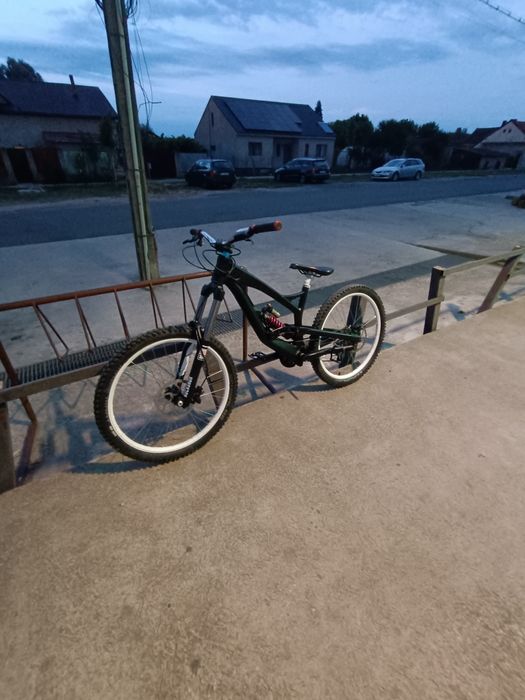 Vând urgent bicicleta downhill/freeride  yt tues 2.0 ltd