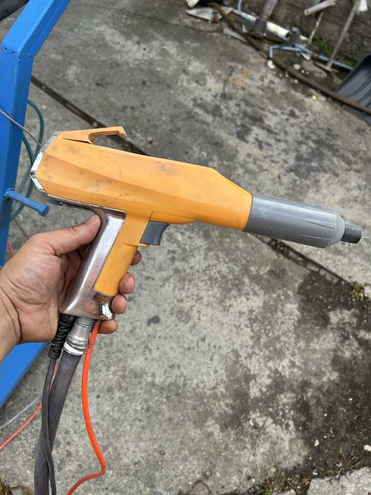 Pistol de vopsit in camp electrostatic