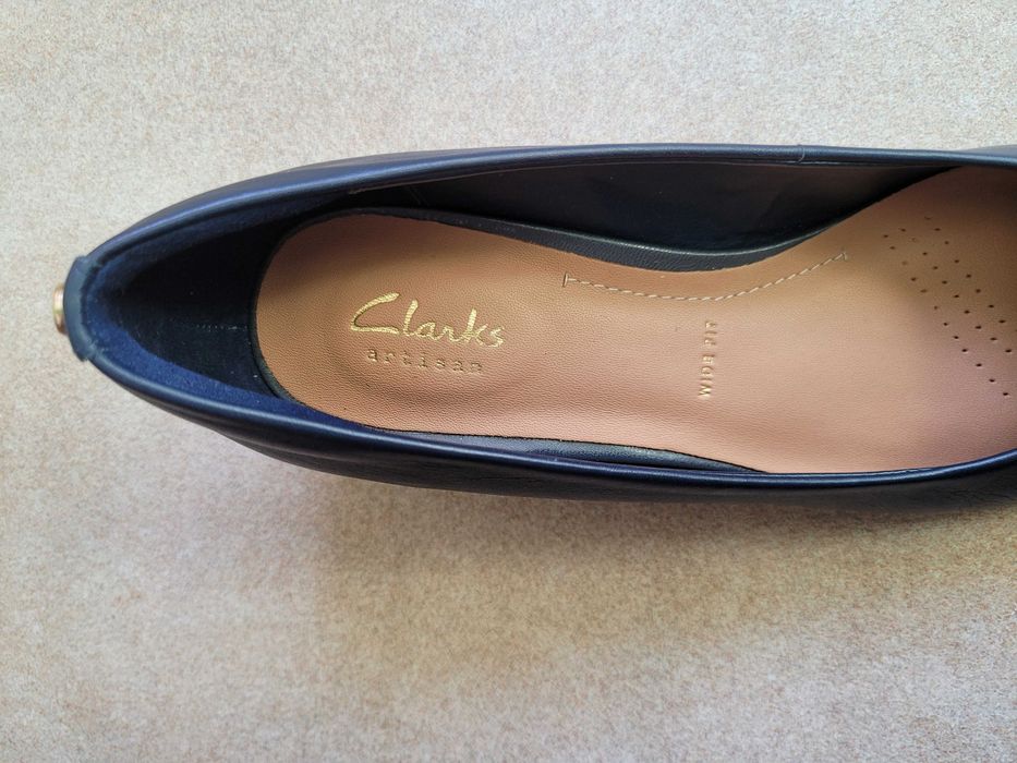 Чисто нови обувки Clarks с подарък втори чифт на ТОП цена