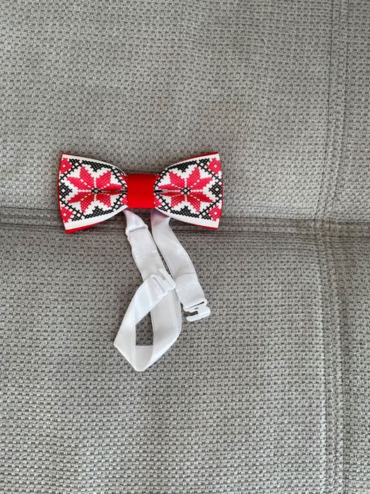 Papion copil cu motive traditionale