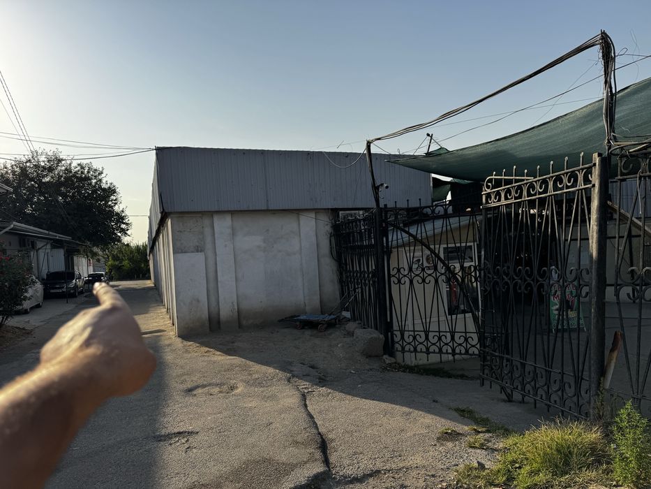 Chorsu kiyim bozori bilan 5 metr masofada sklad yashash uchun joy bor