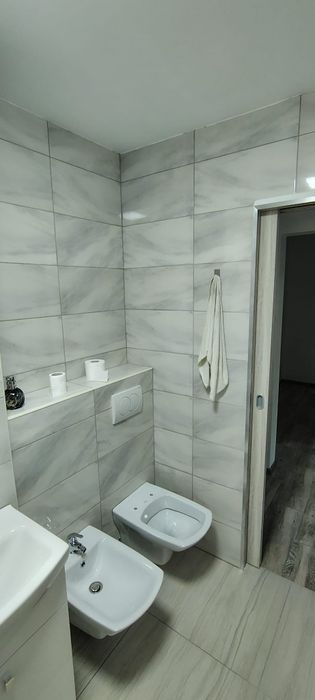 Vând apartament cu 3 camere decomandat.