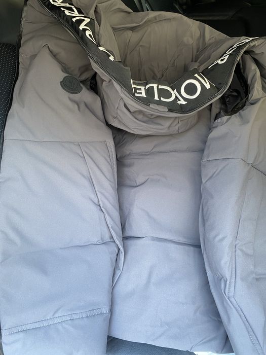 Безрукавка на пуху от МОНКЛЛЕР