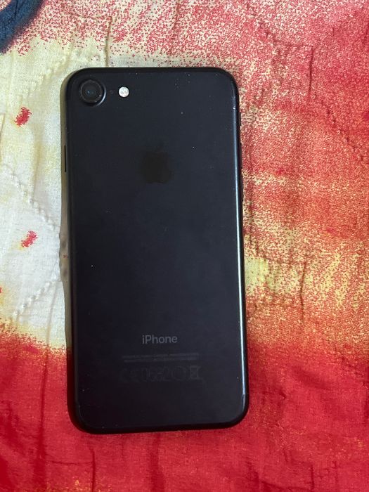 iPhone 7-32GB, само със счупен протектор(няма счупвания по екрана.