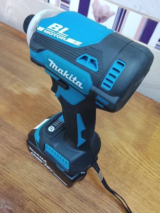 Autofiletanta impact Makita DTD171  cu o baterie de 6a Nou
