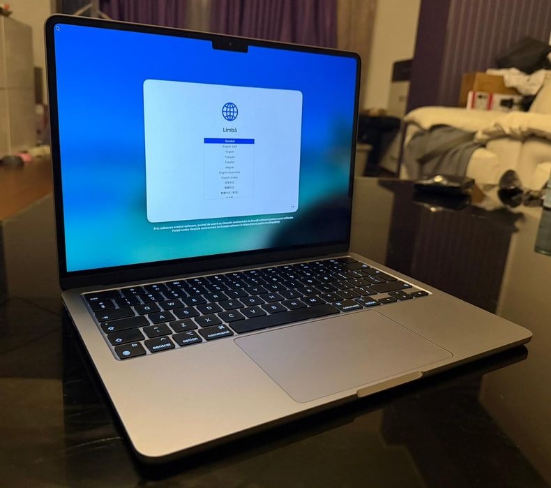 Vând MacBook Air 13.6