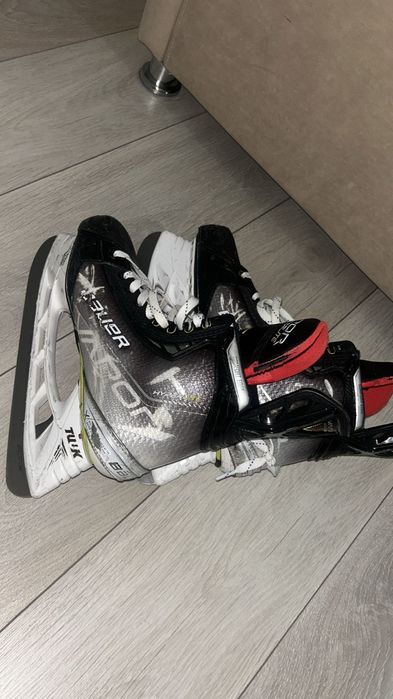 Хоккейный профессиональный коньки bauer hyperlite 1