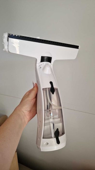 Aspirator si spalator de geamuri oglinzi gresie profesional