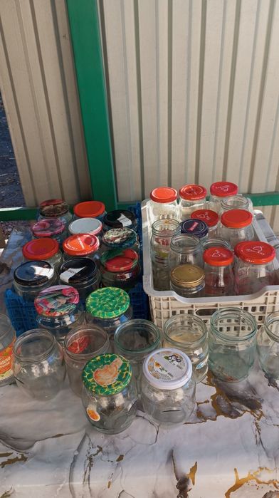 Банки  разные и бутылки.
