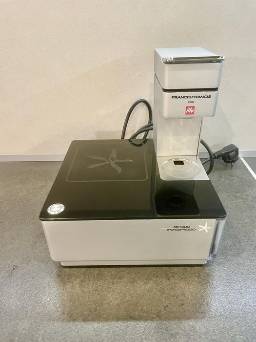 Кафе машина Illy капсули