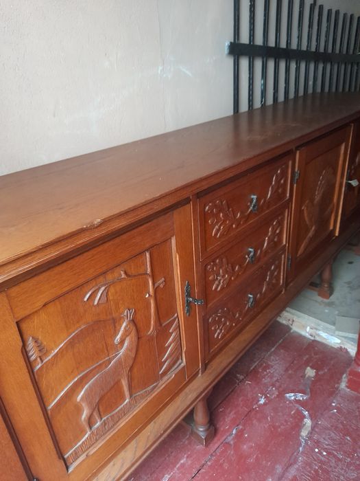 Vând  comodă model vechi.