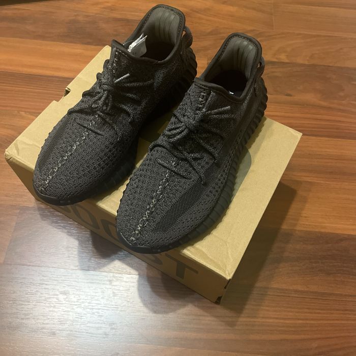 Adidas Yeezy Boost 350 V2 Black 43 1/3 zebra white black carbon onyx beluga bone 500 700